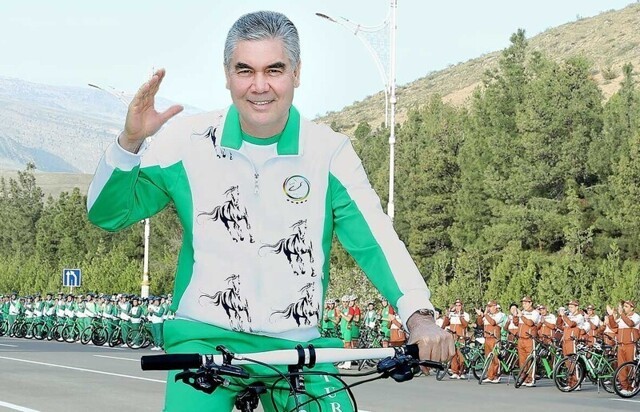 Президент Туркмении возглавил колонны  чиновников и силовиков на веломарафоне по Ашхабаду
