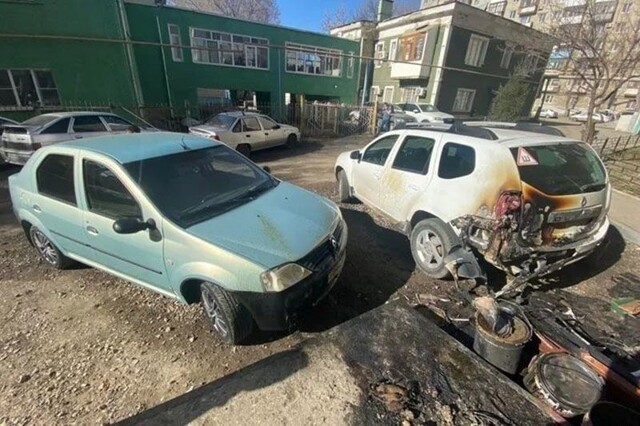 В Саратове «случайно» загорелись две иномарки, припаркованные у подъезда многоквартирного дома