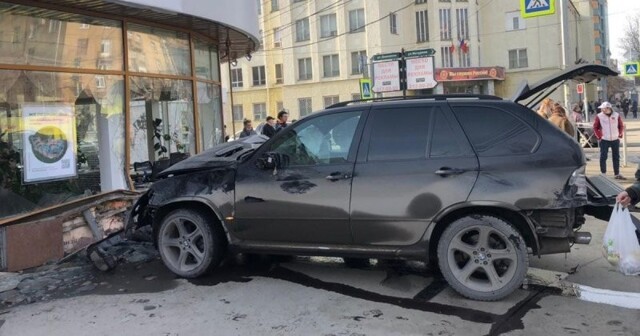 Авария дня. Водитель BMW сбил пешеходов и влетел в здание