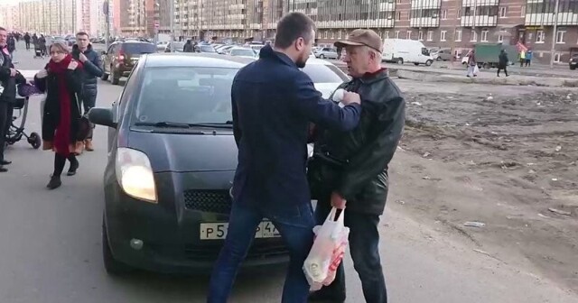 Встреча пожилого пешехода и быдло-самца на тротуаре