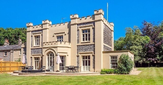 В Великобритании продается дом-замок