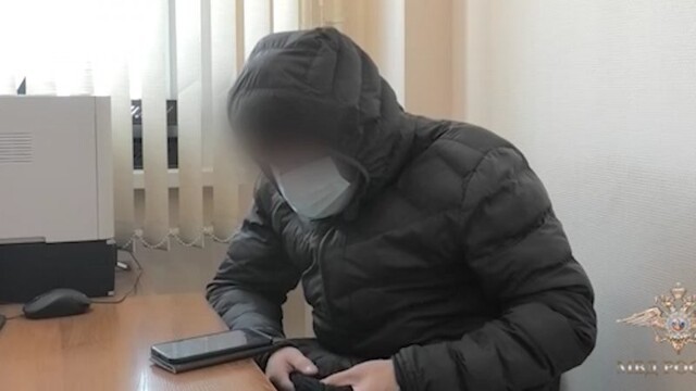 Задержанный аферист на глазах у полицейских развел случайную девушку на 2200 рублей