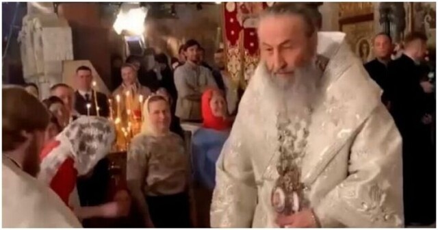 В Киеве митрополит Онуфрий забросал прихожан яйцами