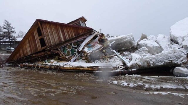 Громадные глыбы льда снесли магазин в Хабаровском крае