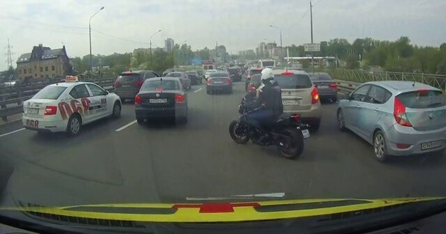 Герой дня: мотоциклист из Санкт-Петербурга расчистил путь для «скорой»