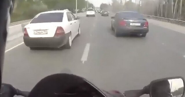 Награда нашла «героя»: в Новосибирске невнимательный автомобилист подбил мотоциклиста