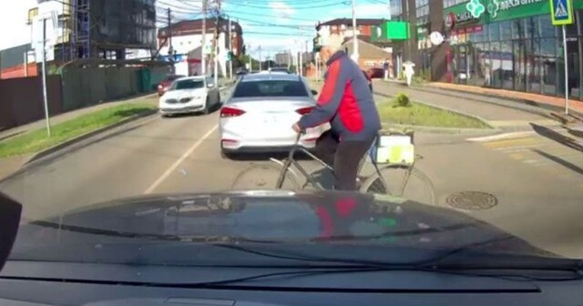 В Краснодаре пожилой велосипедист врезался в автомобиль