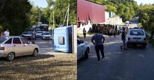 ​В Сочи груженый щебнем самосвал не смог заехать в горку и покатился вниз