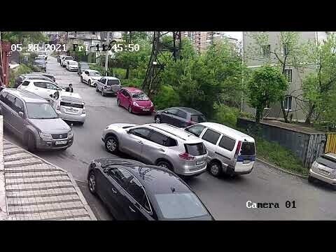 Грузовик протаранил четыре припаркованных авто в центре Владивостока