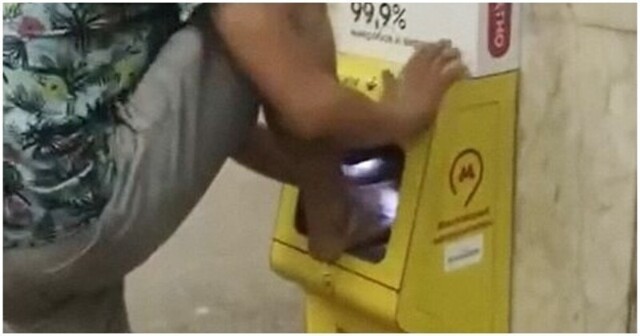 Из жизни тиктокеров: парень помыл ноги антисептиком в метро