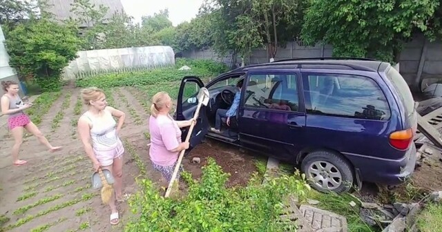 Пьяная автомобилистка устроила ДТП, а затем въехала в огород частного дома