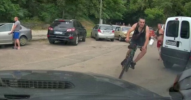 Безумный велосипедист влетел в припаркованный автомобиль