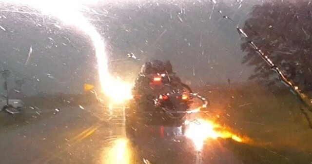 Автомобиль с семьей из четырех человек попал под удар молнии в США