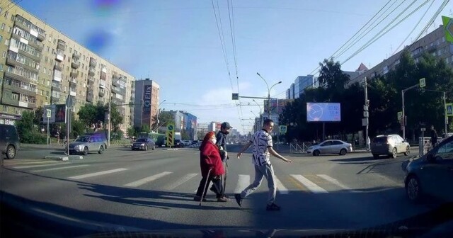 Добрый поступок: таксист из Новосибирска помог растерявшимся старикам