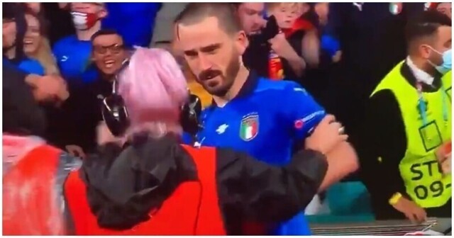 Стюард перепутала празднующего победу итальянского футболиста с болельщиком