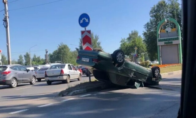 В Ярославле водитель внедорожника «Тойота» перевернул «Мерседес»