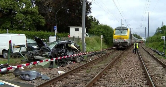 Пригородный поезд в Люксембурге снес кроссовер, припаркованный посреди железнодорожных путей