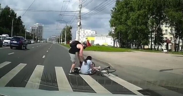 Велосипедист проехал на «красный» и сбил женщину