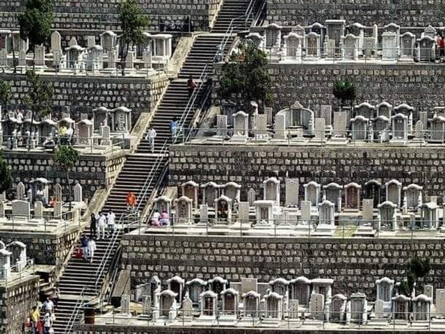 Необычное кладбище в Гонконге, построенное в виде амфитеатра