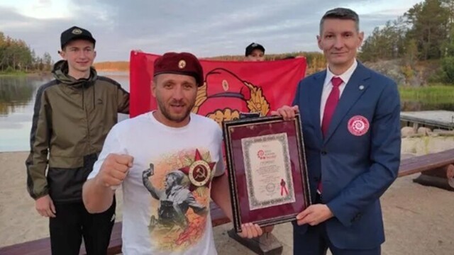 Петербургский бизнесмен переплыл Северную Ладогу и стал рекордсменом России