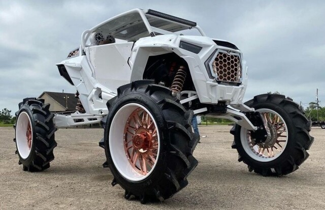 Спортивный мотовездеход Polaris на огромных тракторных колесах