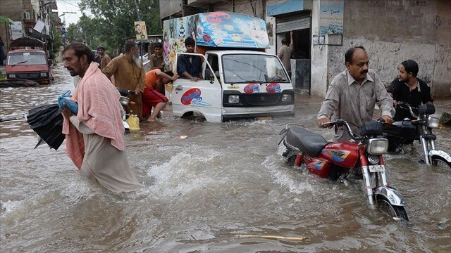 В Пакистане разверзлась дорога и поглотила рабочих: видео