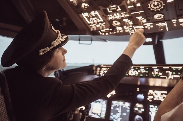 Я бы в летчики пошла: Какие традиционно мужские профессии хотят освоить женщины