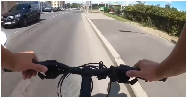 Велосипедист вернул автомобилисту выброшенную на дорогу бутылку