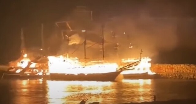 В курортном городе Турции сгорели туристические парусники