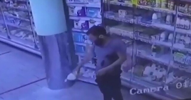 Веселый молочник: мужчина разлил молоко в магазине и залез в холодильник