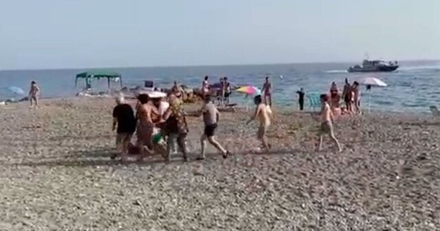 Туристы поймали контрабандиста на пляже, причалившего на лодке с наркотиками