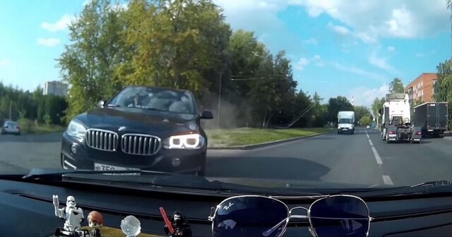Дамочка на BMW выбрала не самый подходящий момент для выезда