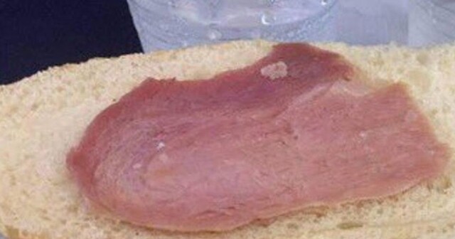 Пассажирке самолета ирландской авиакомпании достался «самый грустный в мире бутерброд»