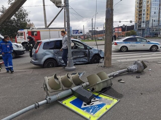 Авария дня. В Петербурге водитель минивэна проехал на "красный" и сбил группу пешеходов