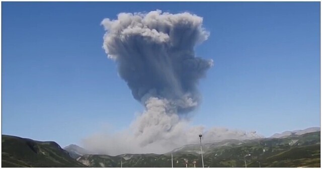 Курильский вулкан Эбеко выбросил в небо огромный столб пепла