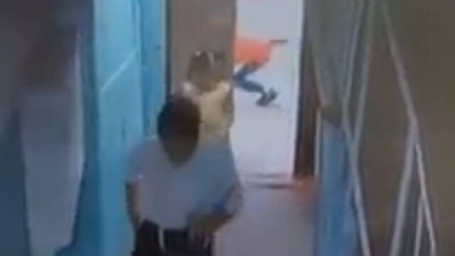 Мужчина ударил 10-летнего мальчика у подъезда из-за "этикета"