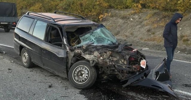 Авария дня. В Мурманской области водитель протаранил пару УАЗов и сбежал