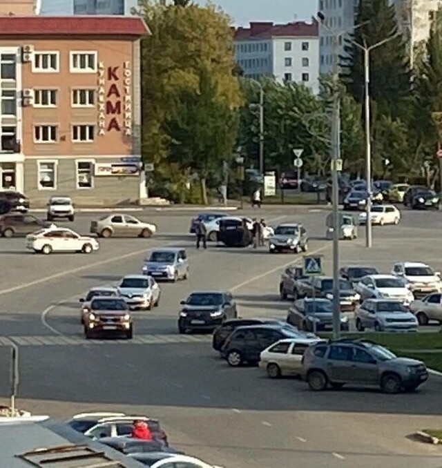 В Башкирии. Иномарка таранила ВАЗ на городской площади