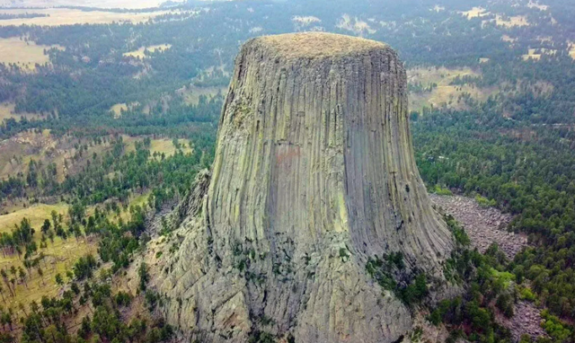«Башня дьявола» или «Дом Медведя»:3  невероятные легенды удивительной скалы