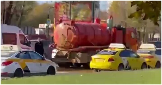 Не довез: выливающаяся из цистерны грузовика жидкость напугала автомобилистов