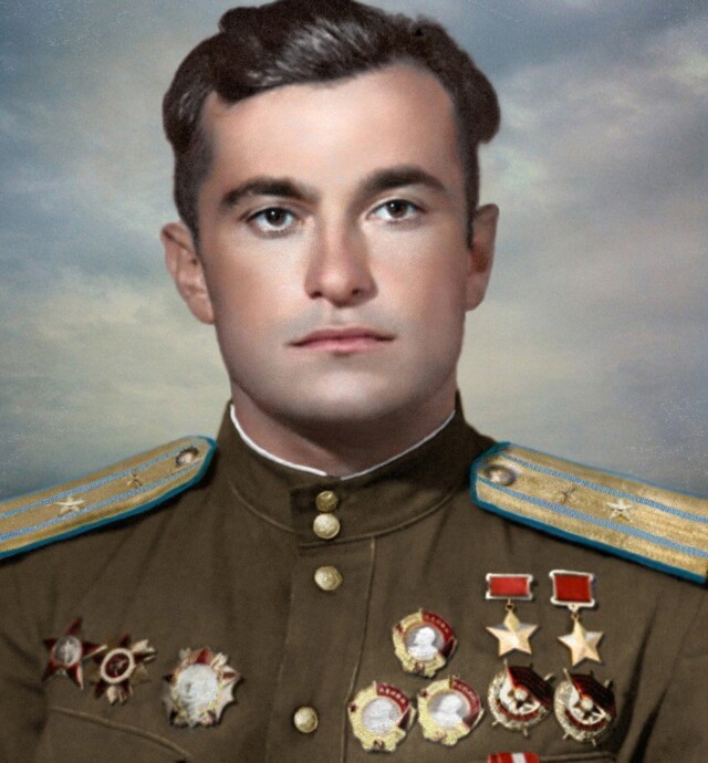 Сбил 49 фашистских самолетов и разбился в 50 лет. Кем был единственный крымский татарин, ставший дважды Героем Советского Союза?