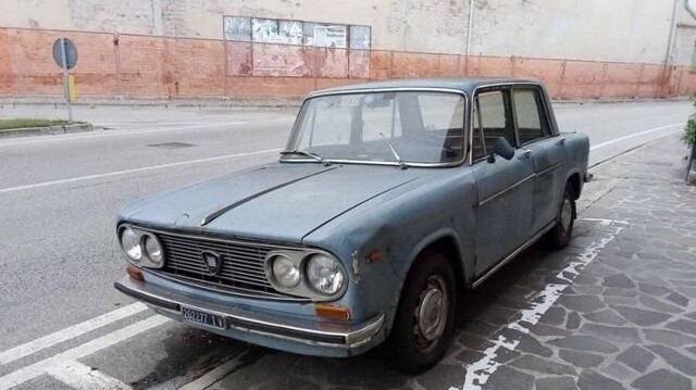 Автомобиль Lancia, простоявший почти полвека на итальянской улочке, пришлось эвакуировать