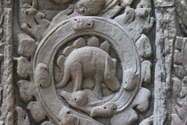 Стегозавр на стене древнего камбоджийского храма