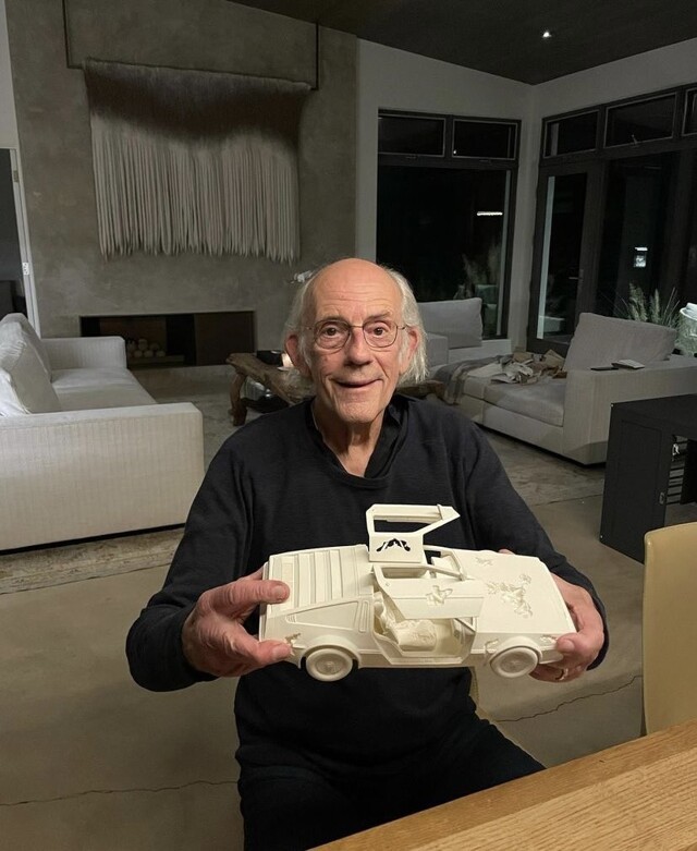 Кристоферу Ллойду подарили на день рождения уменьшенную копию автомобиля DeLorean