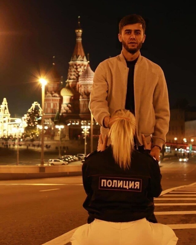 Суд рассмотрел дело таджикского блогера Руслана Бобиева, который вместе с подругой Анастасией Чистовой сделал фото с секс-подтекстом на фоне храма Василия Блаженного
