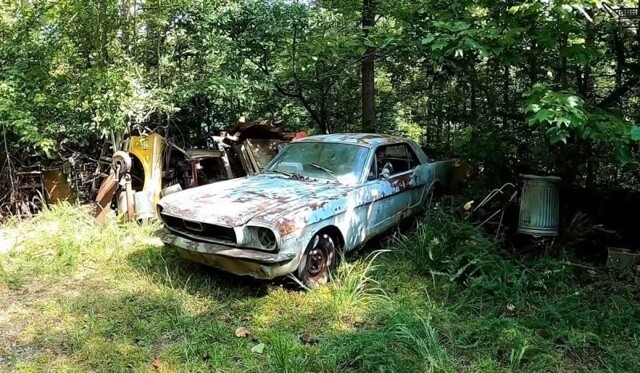 Заброшенный Ford Mustang 1966 года впервые за 30 лет самостоятельно поехал