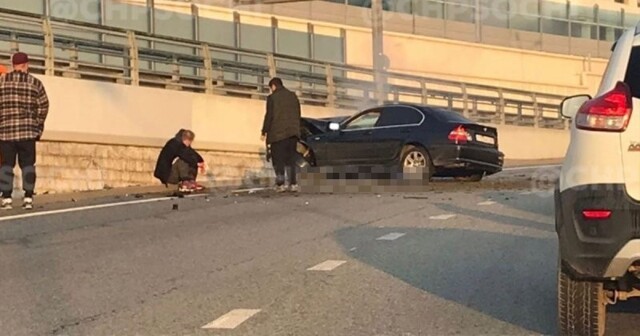 В Сочи "гонщик" на BMW не справился с управлением и врезался в стену
