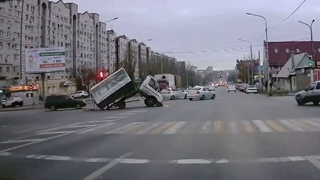 Трансформер на колесах: в центре Волгограда грузовая «ГАЗель» сломалась пополам