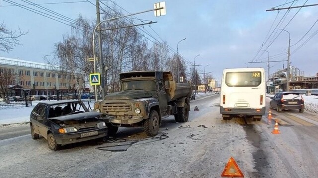 В Йошкар-Оле столкнулись маршрутка, самосвал и легковушка