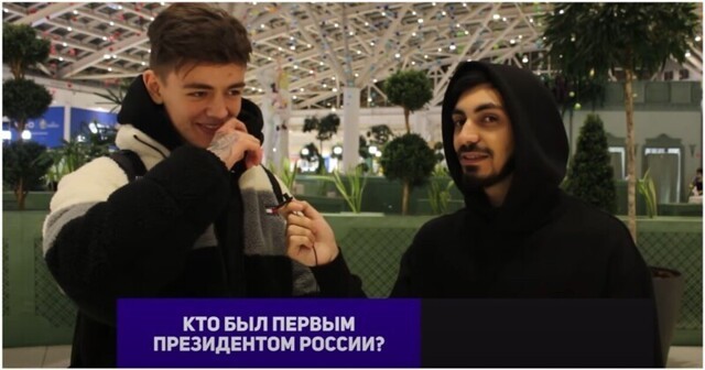 Подростки пытаются ответить на вопросы по истории из теста на российское гражданство